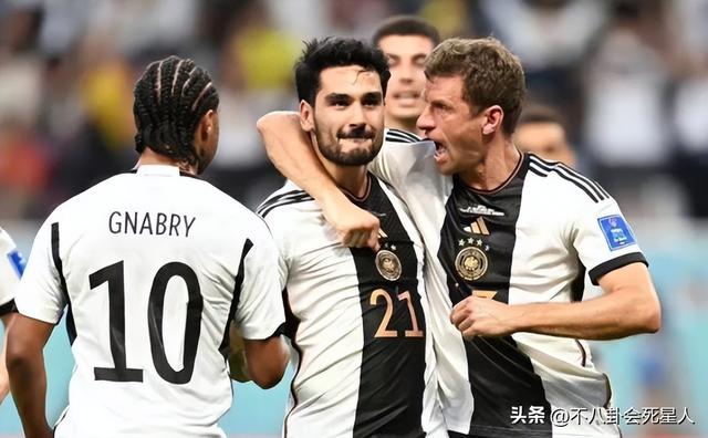 柳岩傲人的身材一直备受网友羡慕，吴尊模仿球星动作