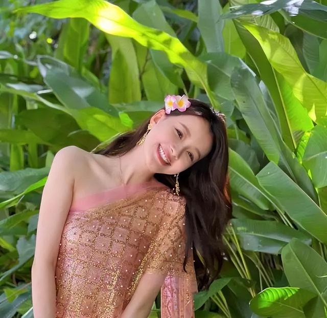 抹胸裙是怎么穿住的，抹胸裙怎么挂住的（孙怡打造“少女”穿搭）