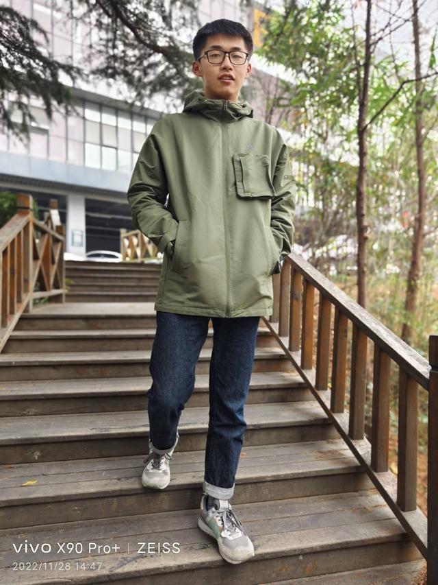 vivo手机屏幕一闪一闪，vivo手机闪屏怎么解决（评测：影像的狂，旗舰的王）