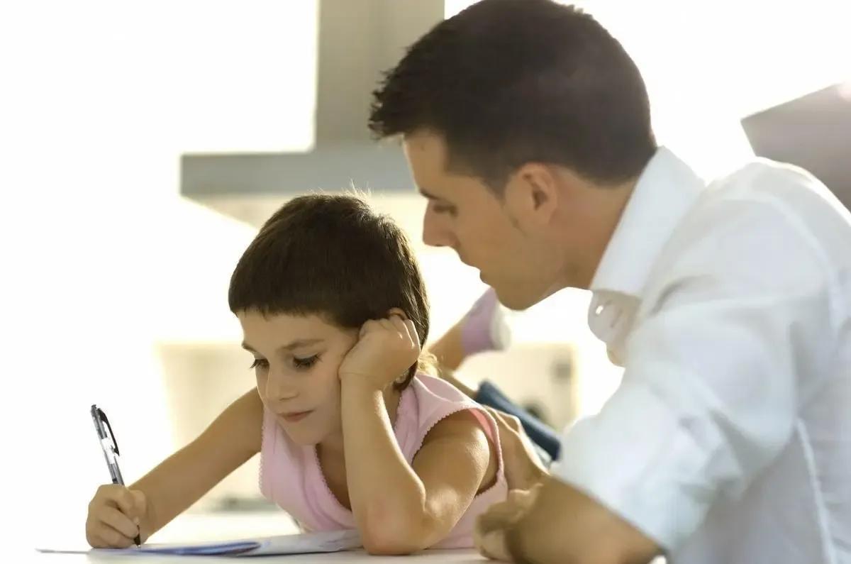 小孩子耍脾气怎么教育，小孩子耍脾气怎么教育好（教你三步搞定坏脾气）