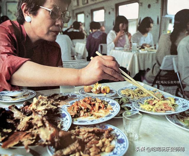 火车餐厅在几号车厢，绿皮火车餐厅在几号车厢（40年前的火车餐车）