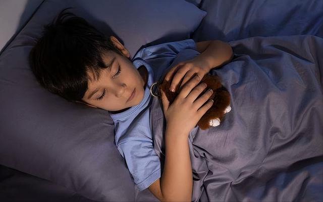 小孩几岁分房睡比较合适，小孩子几岁分房睡比较好（5岁分房”坑了不少孩子）