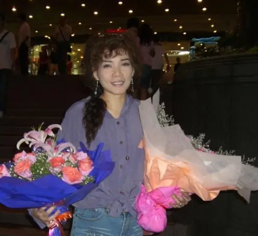 韩宝仪的歌曲大全100首，流行歌曲100首（穿吊带扎马尾似20岁）