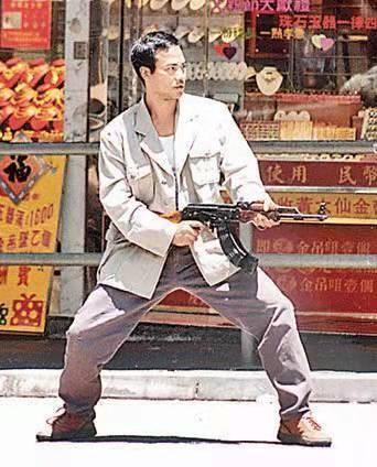 抢劫犯最喜欢抢哪些人，抢劫犯会对什么人下手（10分钟打劫5间金铺）