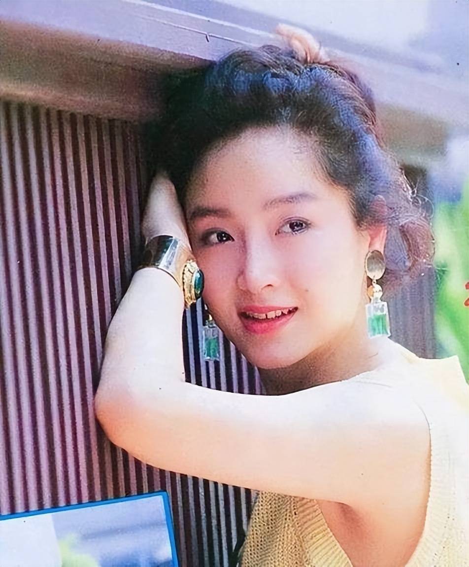 她5岁出道,中学3年级辍学拍戏,2任丈夫1个女儿,结婚全凭冲动