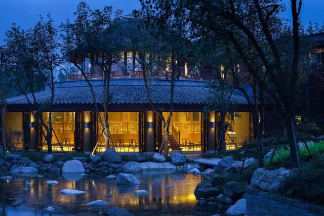 青城山旅游，青城山旅游图（赏千年银杏、观层林尽染、泡山间温泉......顶奢配置慢生活尽在青城山～）