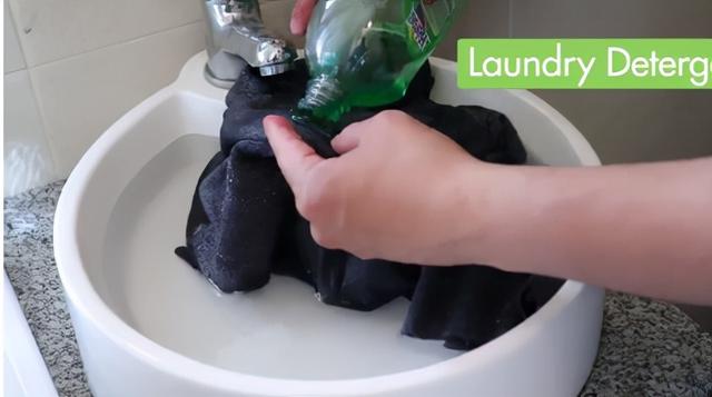 乳胶漆弄衣服上怎么清除干净，乳胶漆弄在衣服上怎样能洗干净（怎么去除衣服上的油漆污渍）