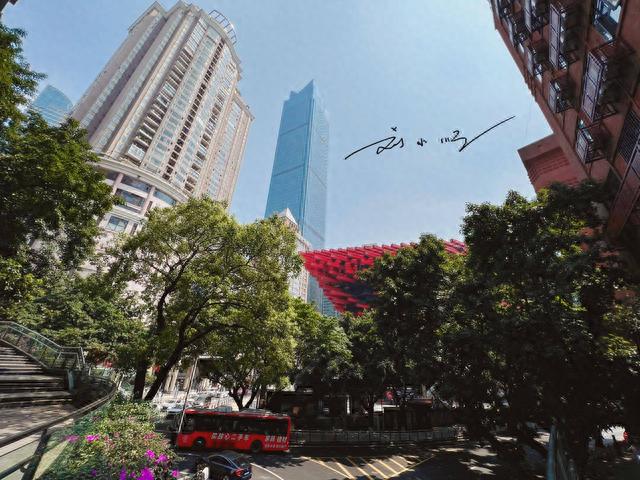 重庆市中心有一栋怪楼，看起来像无数根筷子拼成，还是网红打卡地