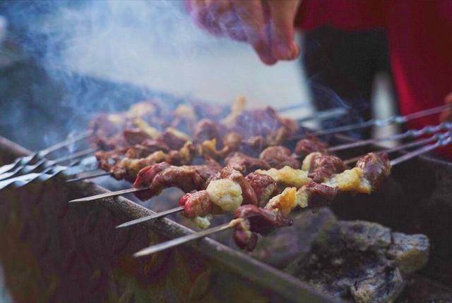 新疆美食有哪些，新疆的美食有哪些（新疆的10样“西域美食”）