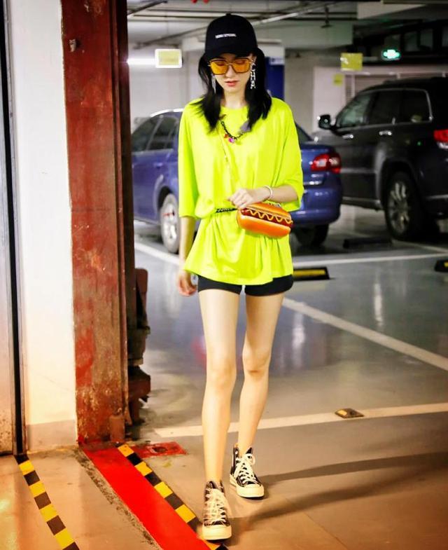 什么颜色衣服最显老，哪些颜色显老（尽量少穿这4种衣服颜色）