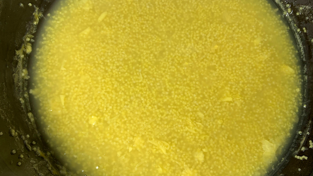 怎么煮小米粥好吃，小米怎么熬粥才好吃（“最忌讳”直接下锅）