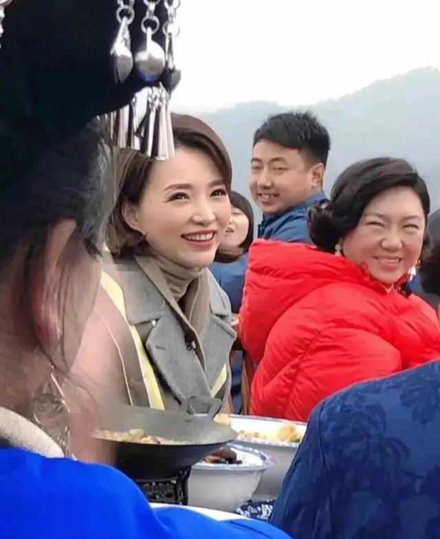女主持人董卿近况，49岁董卿回农村吃席