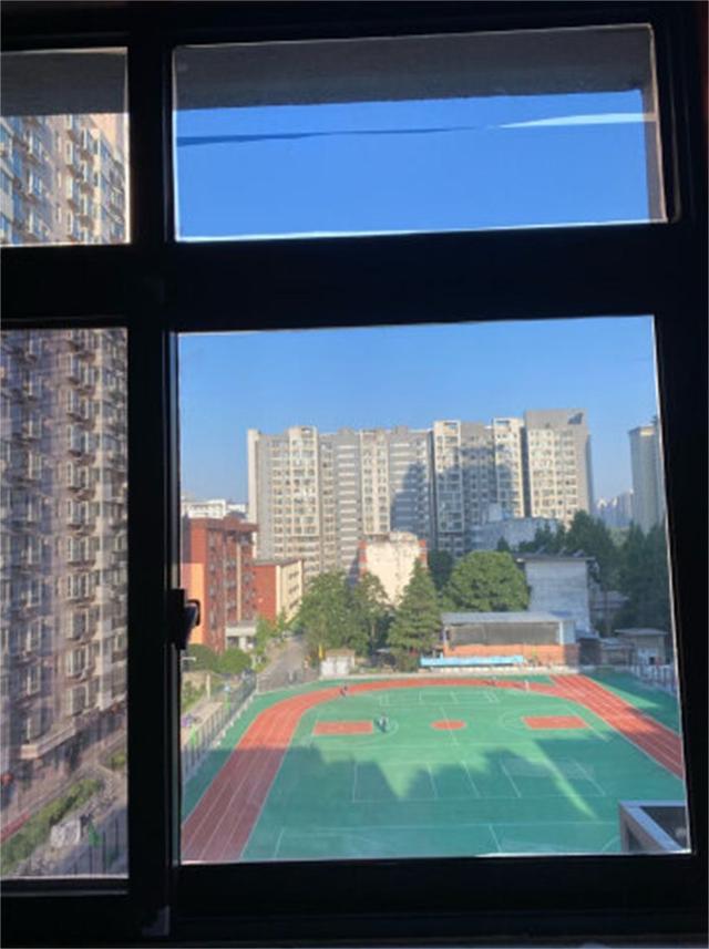 西晒的房子如何解决夏天热的问题，解决房屋西晒问题有妙招（建议给玻璃贴上这种“膜”）