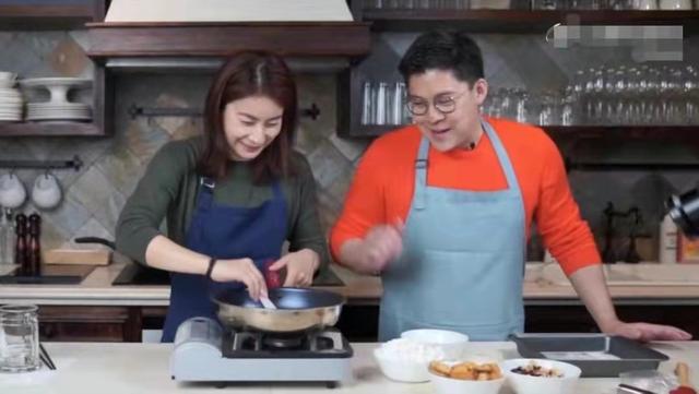 郭晶晶霍启刚婚纱照，郭晶晶婚纱照图片大全（跟郭晶晶穿情侣装逛花海超浪漫）