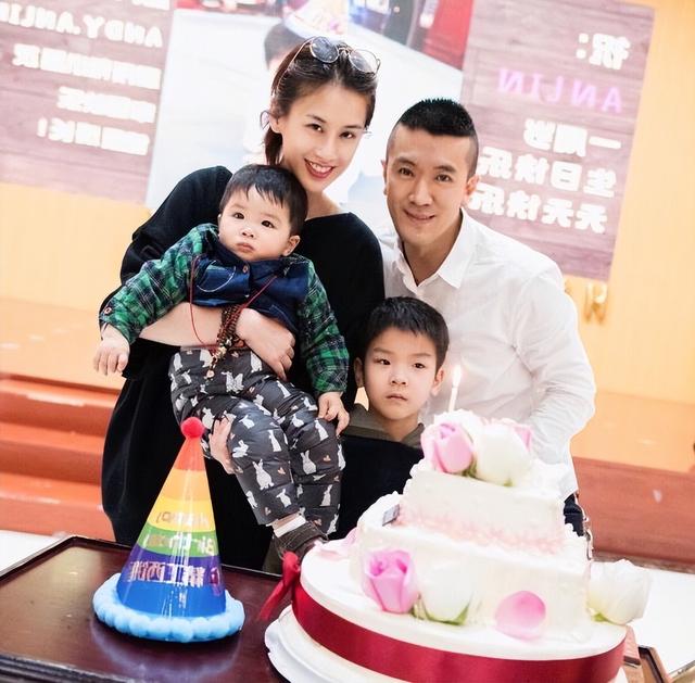 黄圣依第一任丈夫，黄圣依的老公是谁（周星驰捧红后嫁二婚杨子）