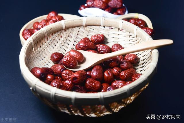 大枣和红枣有什么区别，和田大枣和红枣有什么区别（农村常见大枣的区别以及口感如何）