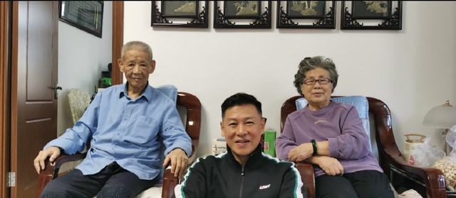 胡亚捷与妻子汤静：一边互相嫌弃，一边不离不弃，活成儿子的榜样