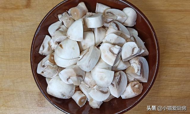 口蘑炒多久能熟，口蘑怎么炒（没想到鸡胸肉和口蘑一起炒这么好吃）