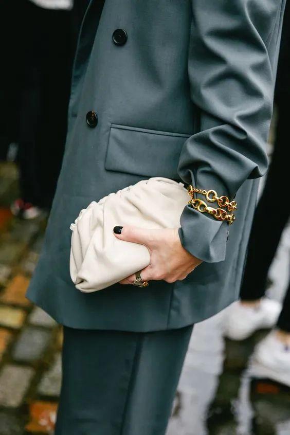 什么的季节填合适的词，什么的季节填上合适的词语（温暖、明亮又时髦）