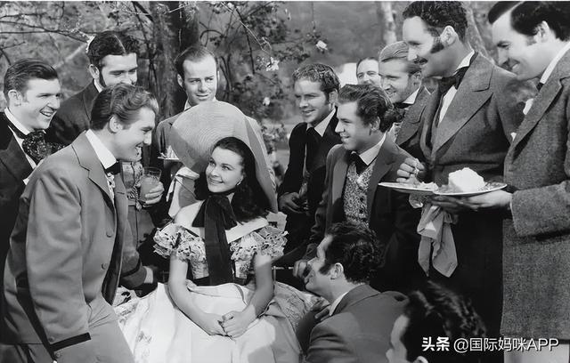 飘的作者及作品简介，飘的作者及作品简介读后感（人们走在路上没有同伴就只能学会坚强）