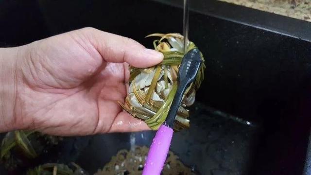 螃蟹开水煮几分钟熟，水煮螃蟹几分钟煮熟（老渔民教您2招，鲜嫩不掉腿）
