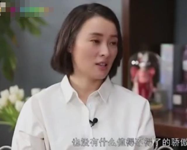 吴越私下状态好不同，大方搂男友人肩膀，素颜翘腿合影笑到弯腰