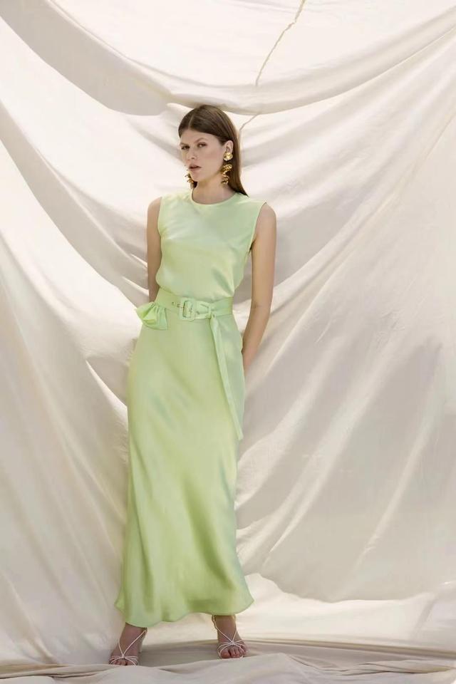 皮肤偏黑适合穿什么颜色的衣服，肤色偏黑适合穿什么颜色的衣服（肤色黝黑的中年女人）