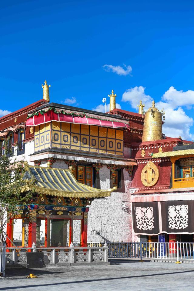 大昭寺简介，大昭寺释迦牟尼佛像（被藏族人称为“圣路”的地方）