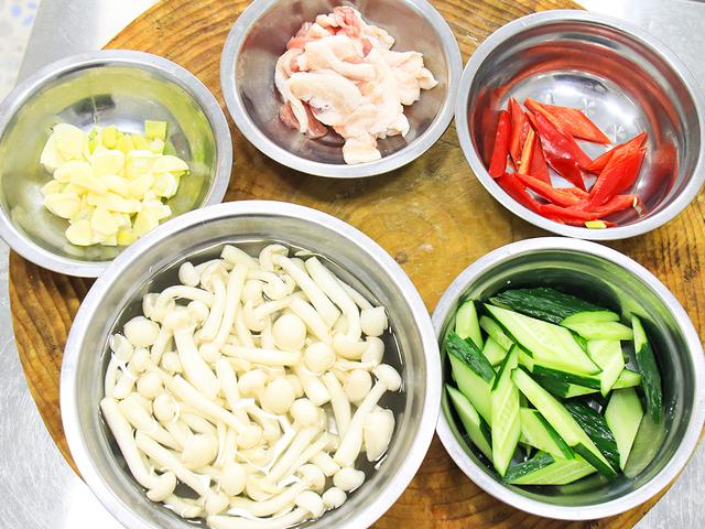 生凉瓜的功效与作用，生凉瓜的功效与作用是什么（夏天多吃“凉瓜”）