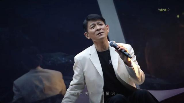 蛇吞象是什么意思，蛇吞象是什么生肖（61岁的刘德华脸上布满皱纹）