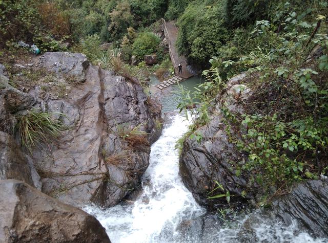 山涧溪水诗词佳句，描写山涧流水的优美句子（山涧小溪——一种惬意的生活）