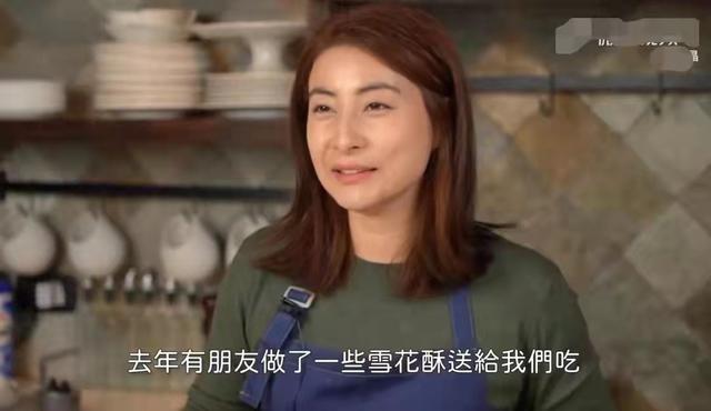 郭晶晶霍启刚婚纱照，郭晶晶婚纱照图片大全（跟郭晶晶穿情侣装逛花海超浪漫）