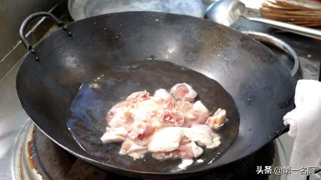 如何炖老母鸡汤好喝又营养，母鸡汤放什么材料煲汤好喝（鸡汤这样炖绝了）