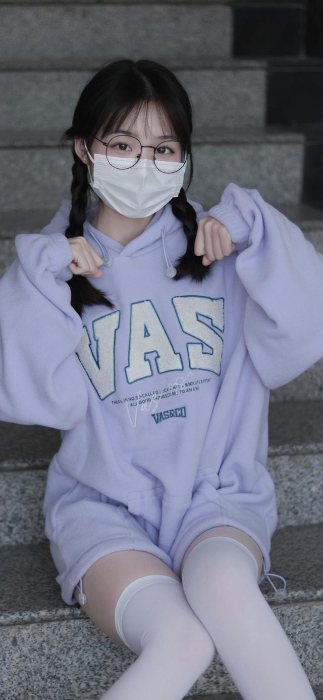 抖音上的最火锁屏壁纸，抖音上的最火锁屏壁纸 句子（抖音网红半口小希壁纸）