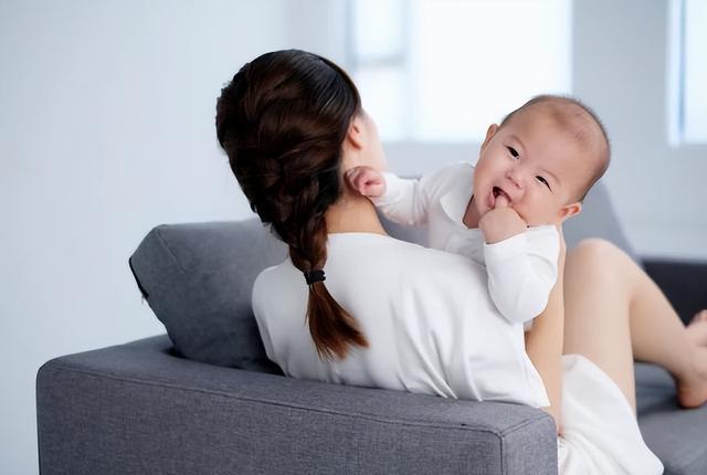 宝宝认母晚上的表现，婴儿几个月开始只找自己妈妈（就代表能认出妈妈了）