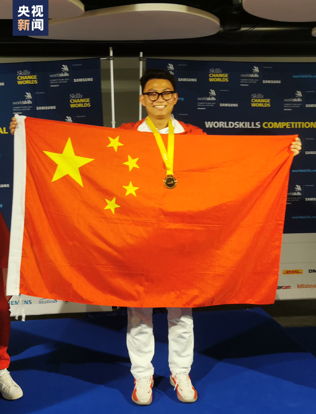 刮腻子成世界冠军，刮腻子世界冠军是谁（00后小伙刮腻子）