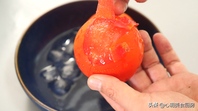 如何在家做番茄酱，怎样在家做番茄酱（再搅一搅就能变成番茄酱沙司）