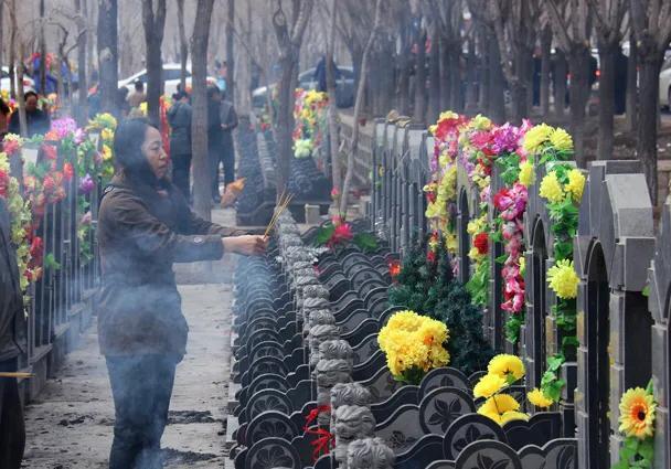 关于清明节祭奠的歌，清明祭祀 8首