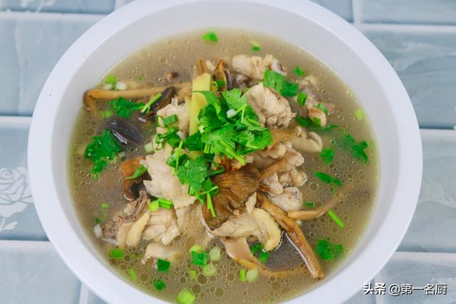 如何炖老母鸡汤好喝又营养，母鸡汤放什么材料煲汤好喝（鸡汤这样炖绝了）