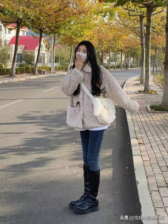 羊羔毛外套怎么搭，羊羔毛外套怎么搭配好看不臃肿穿搭技巧图（今年流行的“羊羔毛外套”洋气显瘦）