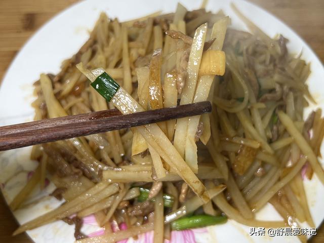 肉炒土豆丝怎么炒好吃，土豆丝炒肉怎样炒好吃（土豆肉丝在家这样做）