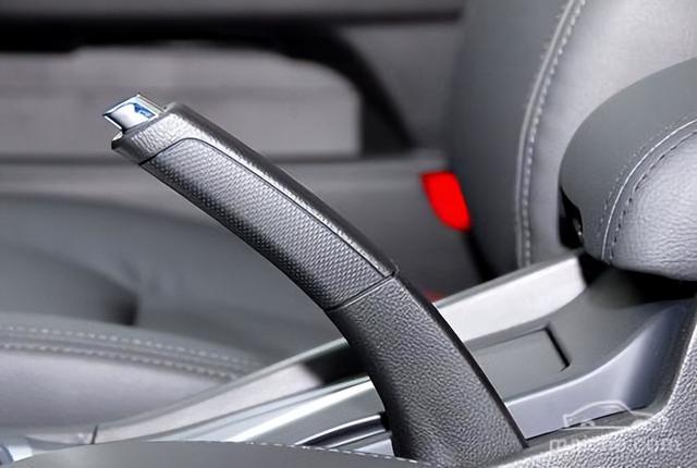 紧急制动是手刹吗，紧急制动是不是手刹（电子手刹有一个功能）