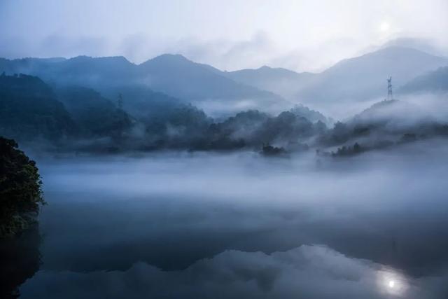 春江花月夜翻译，春江花月夜张若虚原文及翻译（8首《春江花月夜》）