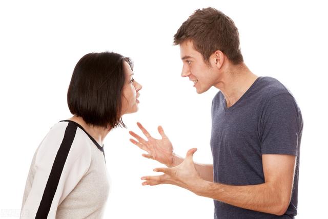 站着看烟花遭辱骂，站着看烟花遭辱骂视频（上海迪士尼游客站着看烟花秀遭辱骂）