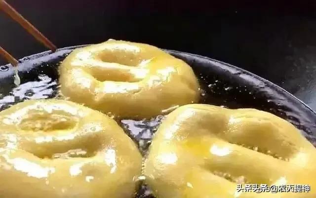 发的面没发起来怎么办，面没发好怎么办（炸出的油饼酥脆香醇）