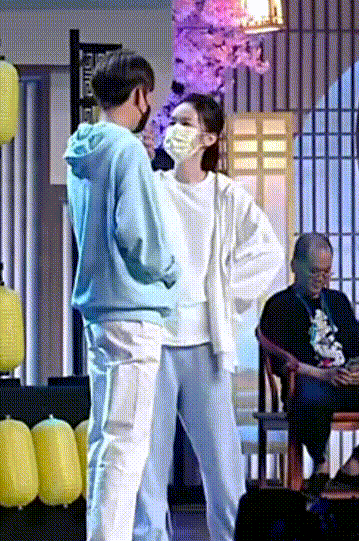 北美大灰狼是什么梗，北美灰狼为什么这么大（嘟嘴索吻、牵手搂抱、时刻黏在一起）