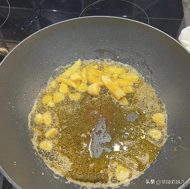 油焖大虾要怎么做，油焖大虾怎么做的（鲜香入味又酥脆）