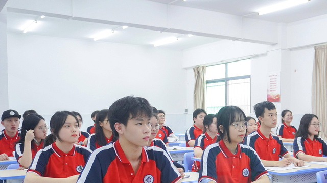 广西英华国际职业学院学费，广西英华国际职业学院2019年招生章程（2022年南宁市民办高中排名收费标准）