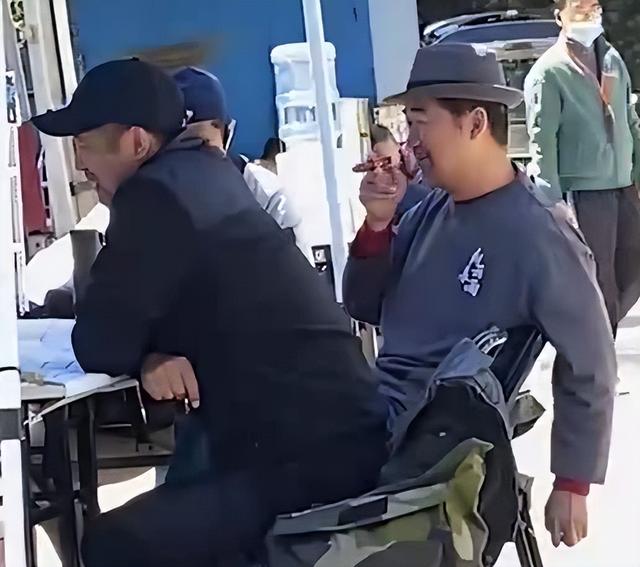 张国立儿子张默精神状况引担忧，晒焚火和手枪图片，自认是坑爹王