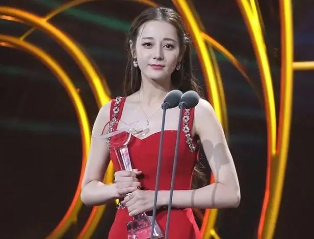 宋茜到底有没有对赵丽颖撇嘴，杨紫含泪、宋茜撇嘴、王一博领奖“六缺五”